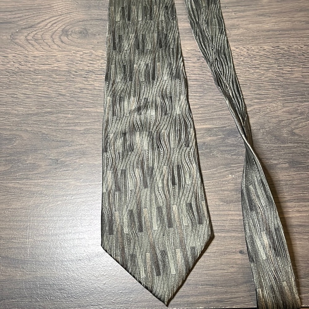 Urban arrow tie